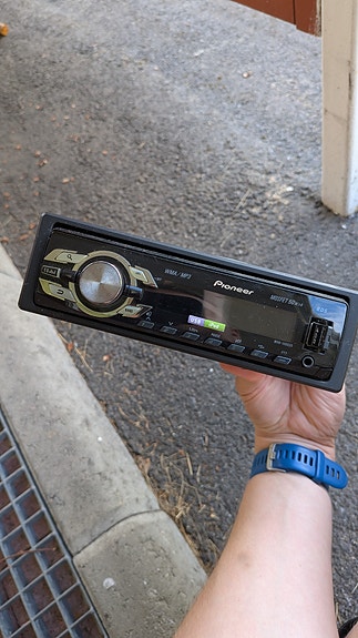 Pioneer MVH-1400UB autosoitin USB