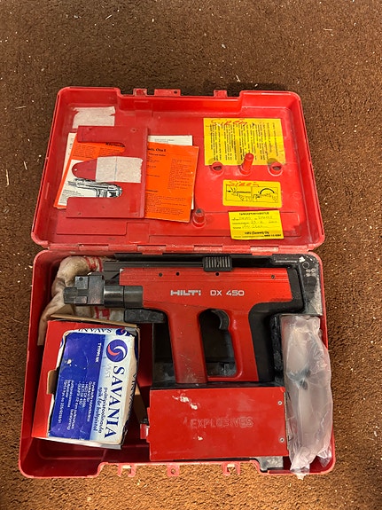 Hilti DX 450 naulain laukussa
