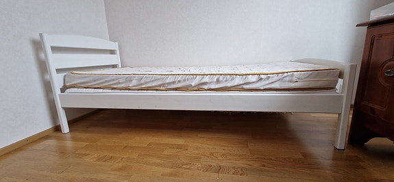 Valkoinen puinen sänky 80x200 cm