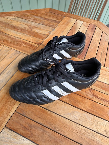 Adidas jalkapallokengät