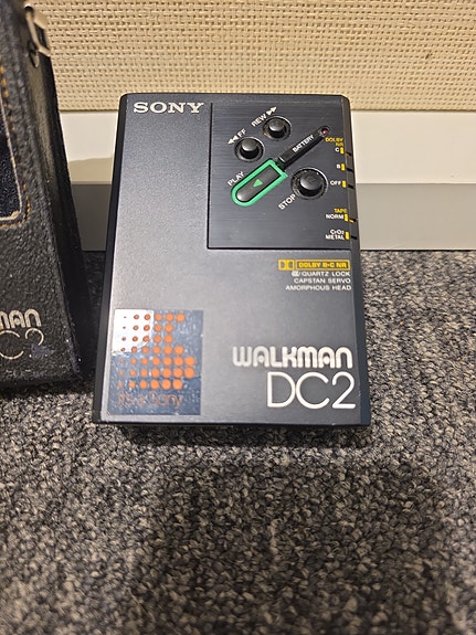 Sony Walkman DC2 + alkuperäinen kotelo (Viallinen / Korjattavaksi)