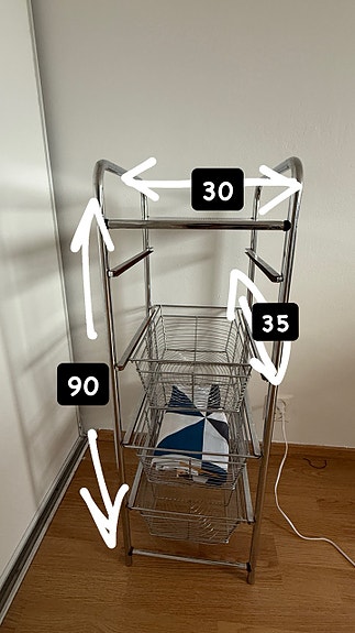 Metallinen hyllykkö korikoreilla