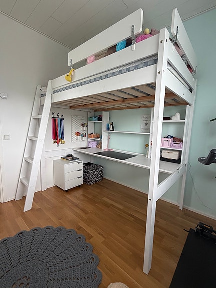 Nukkumatti parvisänky 120cm työpöydällä ja hyllyllä