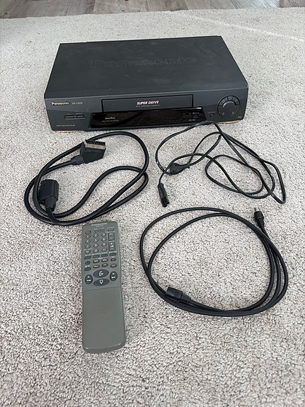 Panasonic NV-FJ606EC-K VHS-videonauhuri + kaukosäädin