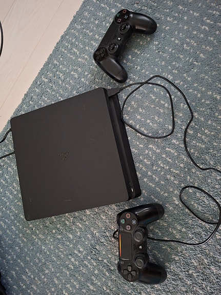 Sony Playstation 4 Slim 500GB, 2 ohjainta ja 11 peliä