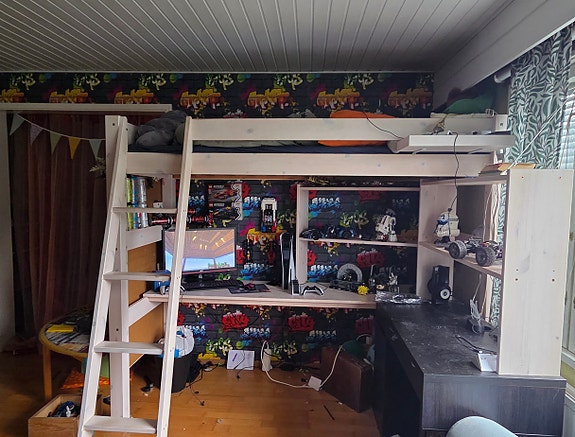 IKEA parvisänky työpöydällä ja hyllyillä