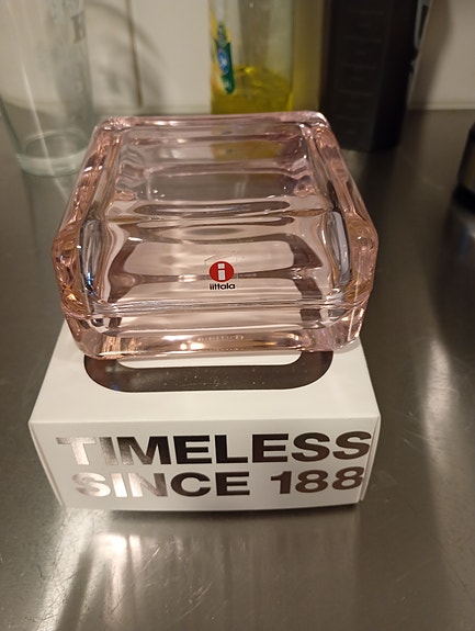Iittala vaaleanpunainen rasia