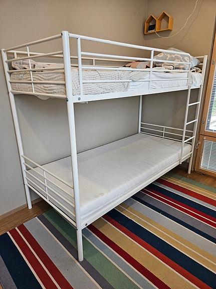 Kerrossänky metallinen 90cm leveä