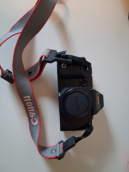 Täydellinen Canon T70 -filmikamerapaketti + 2 objektiivia, salama & laukku