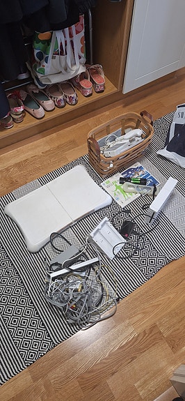 Nintendo Wii konsoli sekä oheislaitteet ja pelit