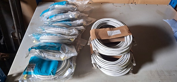 Cat 6a verkkokaapeleita 10m ja 5m pätkiä