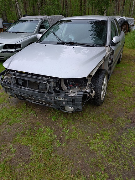Volvo S60 2.4 bensa -02 osiksi.