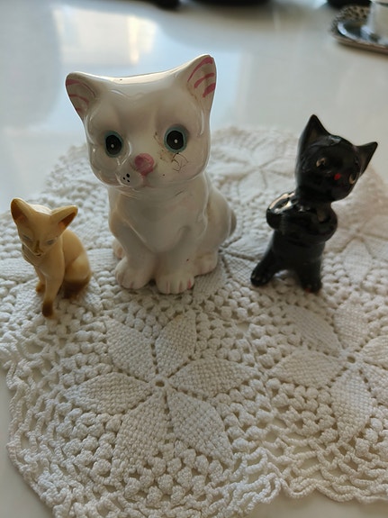 Kolme vanhaa kissa figuuria
