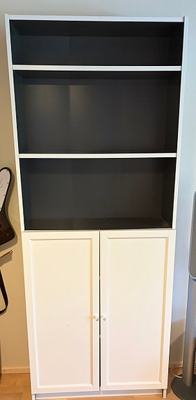 Ikea Billy / Oxberg kirjahylly ovilla
