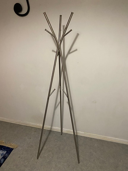 Myydään metallinen naulakko