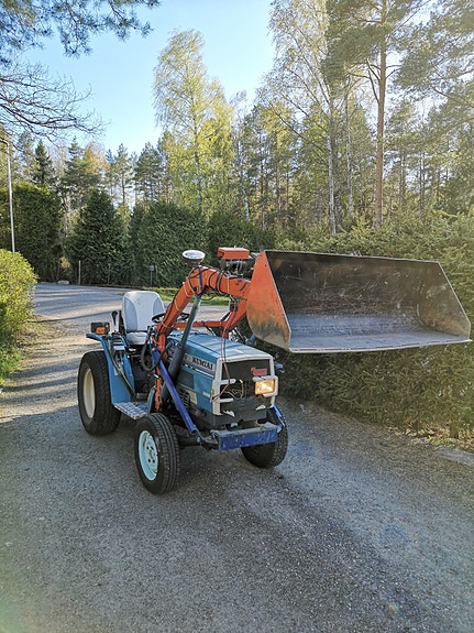 Kumiai MT1401D nelivetotraktori etukuormaajalla ja kauhalla