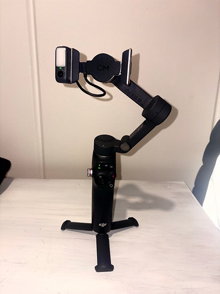 DJI kameragimbaali jalustalla