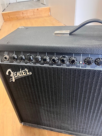 Fender FM212 DSP kitaravahvistin