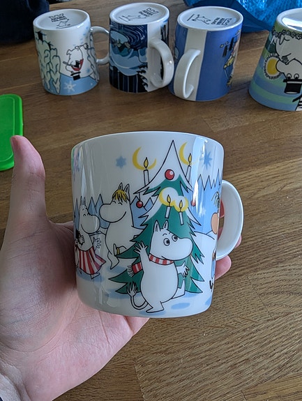 Muumimuki Kuusen alla