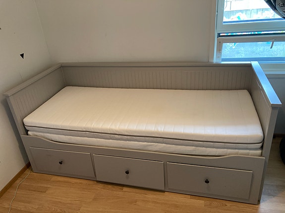 Ikea Hemnes sohvasänky ja kaksi 80cm patjaa
