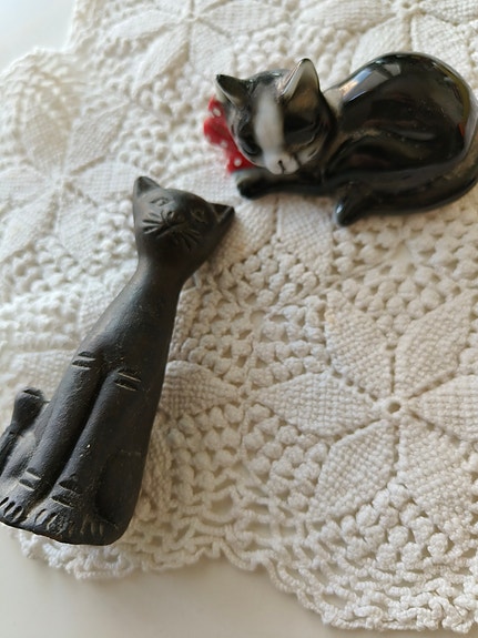 Kaksi kaunista kissa figuuria, vanhoja