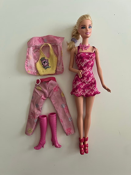 Barbie nukke vaatteilla ja asusteilla