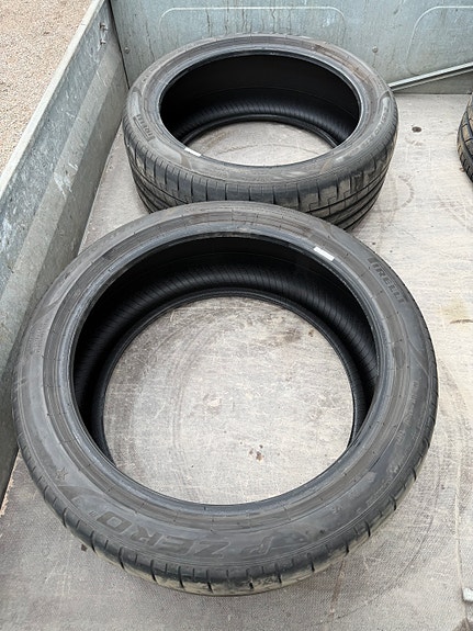 Pirelli P Zero 245/40 19" kesärenkaat 2 kpl, pintaa reilut 5mm