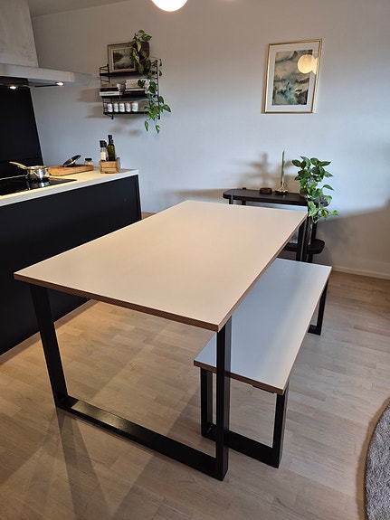 Ruokapöytä ja penkki