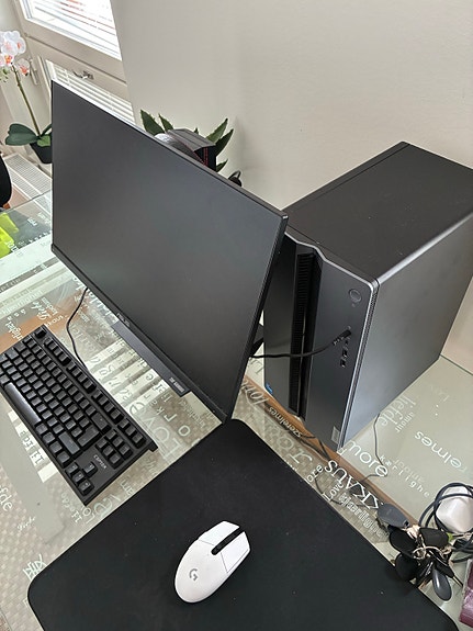 Lenovo pöytätietokone(hiiri, näppäimistö, kuulokkeet ja kone)