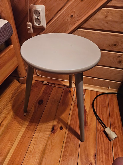 pieni jakkara tai kukkapöytä