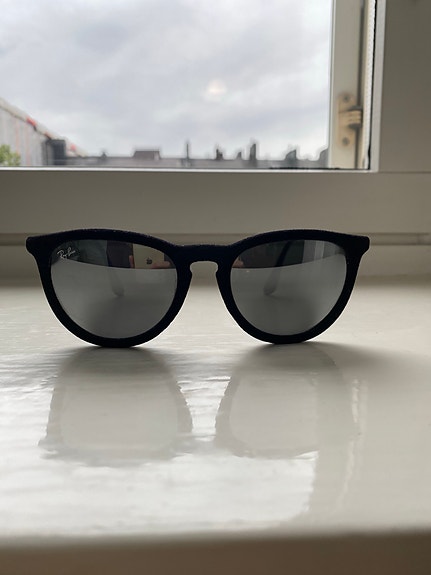 Ray-Ban aurinkolasit, kehykset mustaa samettia