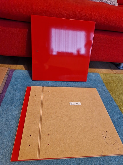 IKEA KALLAX korkeakiiltoinen punainen kaappi 2 kpl