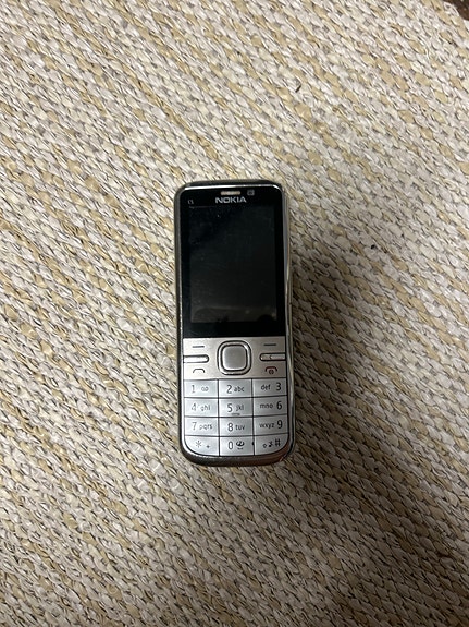 Nokia peruspuhelin näppäimillä