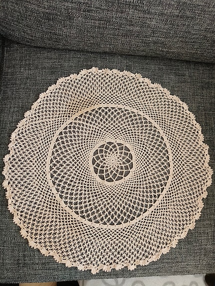 Kaunis vaalea käsin virkattu pitsi liina 50 cm