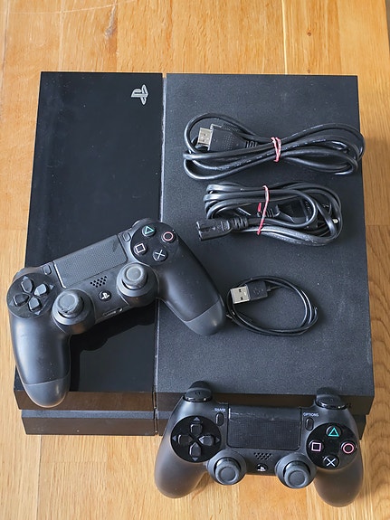 Sony PlayStation 4 konsoli ja 2 ohjainta