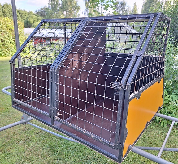 Kahden koiran häkki autoon