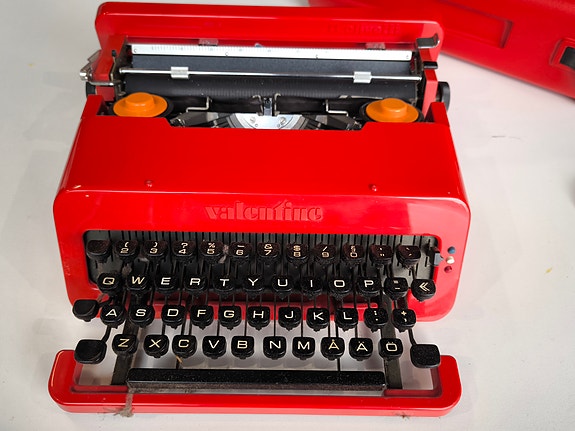 Ikoninen Olivetti Valentine kirjoituskone