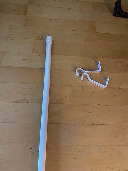 Valkoinen pitkä verhotanko