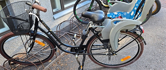 Naisten pyörä ja lastenistuin