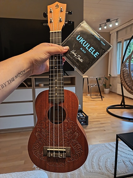 Ukulele kaiverruksella + kielet