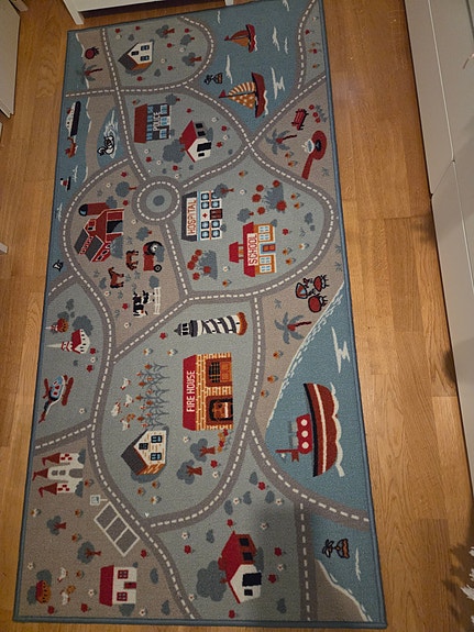 clas ohlson lasten leikkimatto / matto kaupunki- ja tiekuviolla