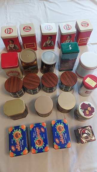 Vanhoja peltipurkkeja, 23 kpl