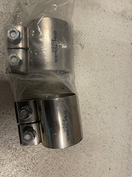Alkuperäinen BMW pakoputken kiristin 65mm (18307536426) - UUSI