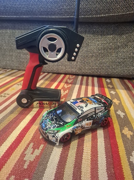 Radio-ohjattava ralli/drift rc-auto