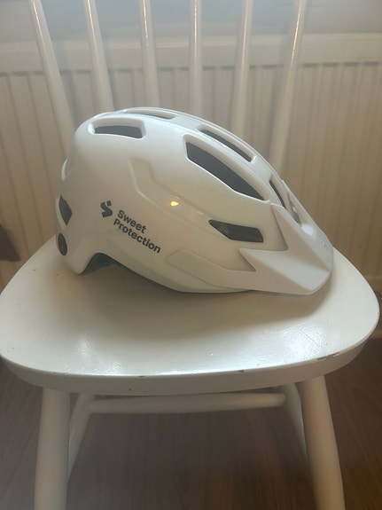 Sweet Protection pyöräilykypärä valkoinen MIPS