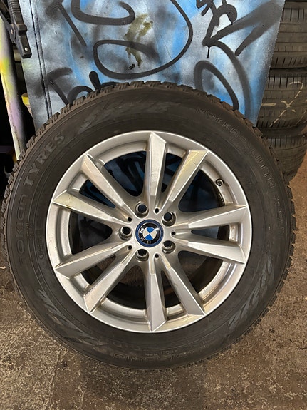 Alkuperäiset BMW X5 F15 18" alumiinivanteet + Nokian Hakkapeliitta R3 SUV kitkat