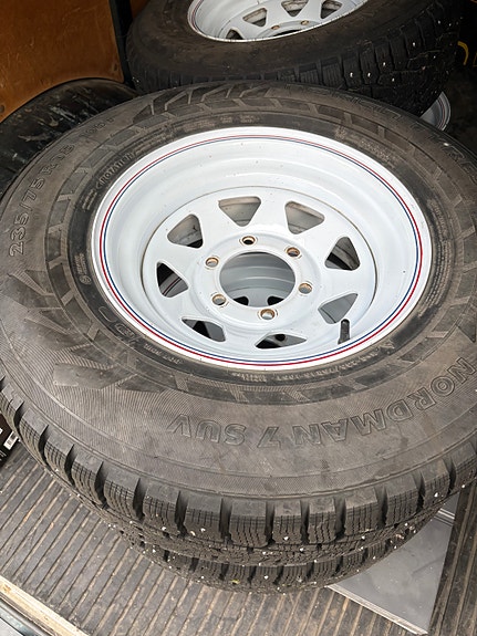 Hilux tai Land Cruiser Nokia nastarenkaat vanteilla