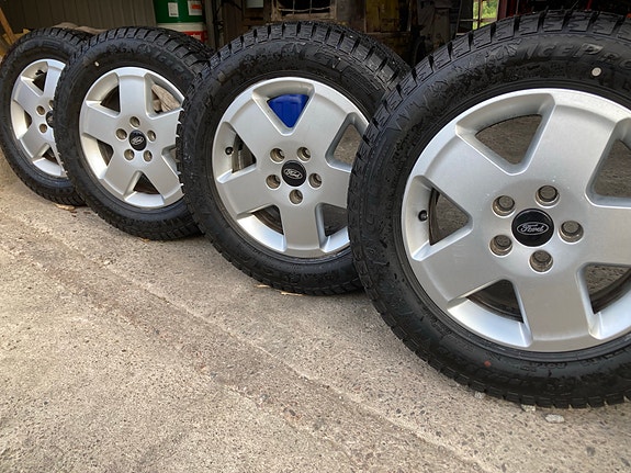 Todella hyvät 195/65R15 XL nastat vanteineen (Ford / Volvo)