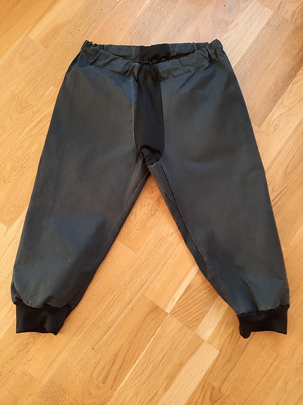 Hiekkahousut jalkapalloon koko 150 cm. mustat