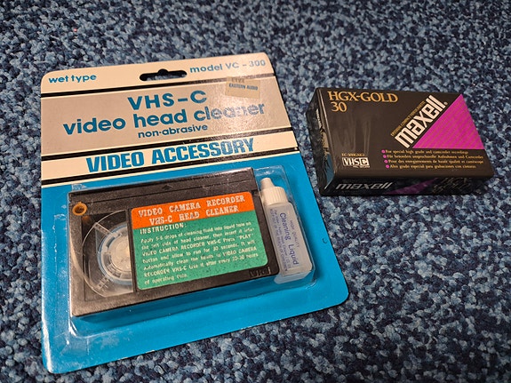 VHS-C kasetti ja VHS-C kuvapään puhdistuskasetti (uusia)